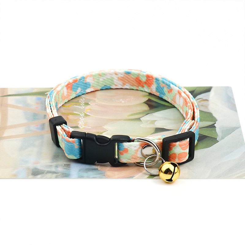 Kaķa kaklasiksna regulējama kokvilnas krāsaina kucēnu kakla siksna ar zvaniņu kucēniem un kaķēniem ceļojumiem brīvā dabā, lai novērstu mājdzīvnieka kaklasiksnas nozaudēšanu