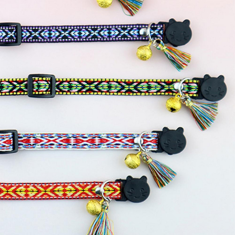 Īpaši viegla mājdzīvnieka kaklasiksna, pušķu dizaina kaķu kaklarota, draudzīga ādai Vidēja izmēra mājdzīvnieku suņu kaķu kaklasiksna ar mini zvana piekariņu mājdzīvnieku piederumiem