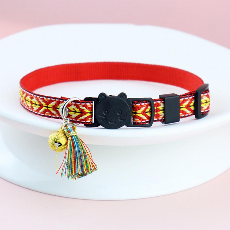 Īpaši viegla mājdzīvnieka kaklasiksna, pušķu dizaina kaķu kaklarota, draudzīga ādai Vidēja izmēra mājdzīvnieku suņu kaķu kaklasiksna ar mini zvana piekariņu mājdzīvnieku piederumiem