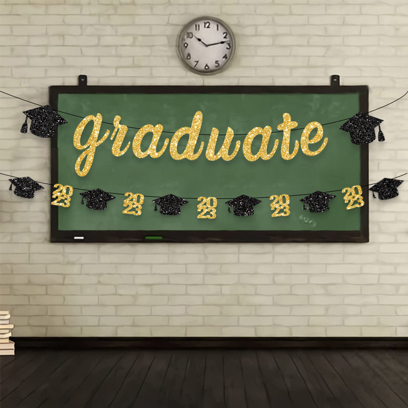 Radoša izlaiduma ballītes noformējums Absolventa karogs2023 PhD cepure, velciet ziedu auklu, reklāmkarogu izlaiduma fona sienas dekorēšana