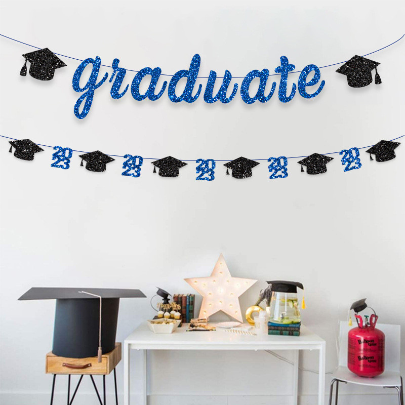 Radoša izlaiduma ballītes noformējums Absolventa karogs2023 PhD cepure, velciet ziedu auklu, reklāmkarogu izlaiduma fona sienas dekorēšana