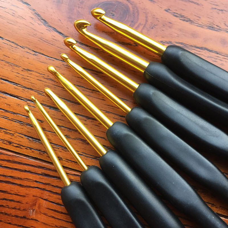 8 tk Käsitsi valmistatud heegelnõelte komplekt Pehme käepidemega õmblustega õmblustööriist Kodune kudumisvardad alumiiniumsulamist käepide DIY ergonoomiline kaasaskantav