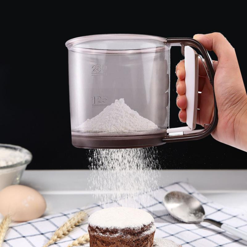 Rokas pulvera miltu sieta krūze Tīkla sieta sietiņš Plastmasas sieta glāze ar mērīšanas skalu Cepšanas konditorejas izstrādājumu virtuves rīks