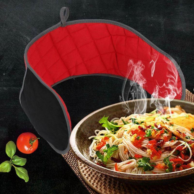 Sarkana silikona apļa stila virtuves cepeškrāsns cimdu podiņa turētājs ar īpaši garām audekla piedurknēm, kas paredzētas grilēšanai un grilēšanai