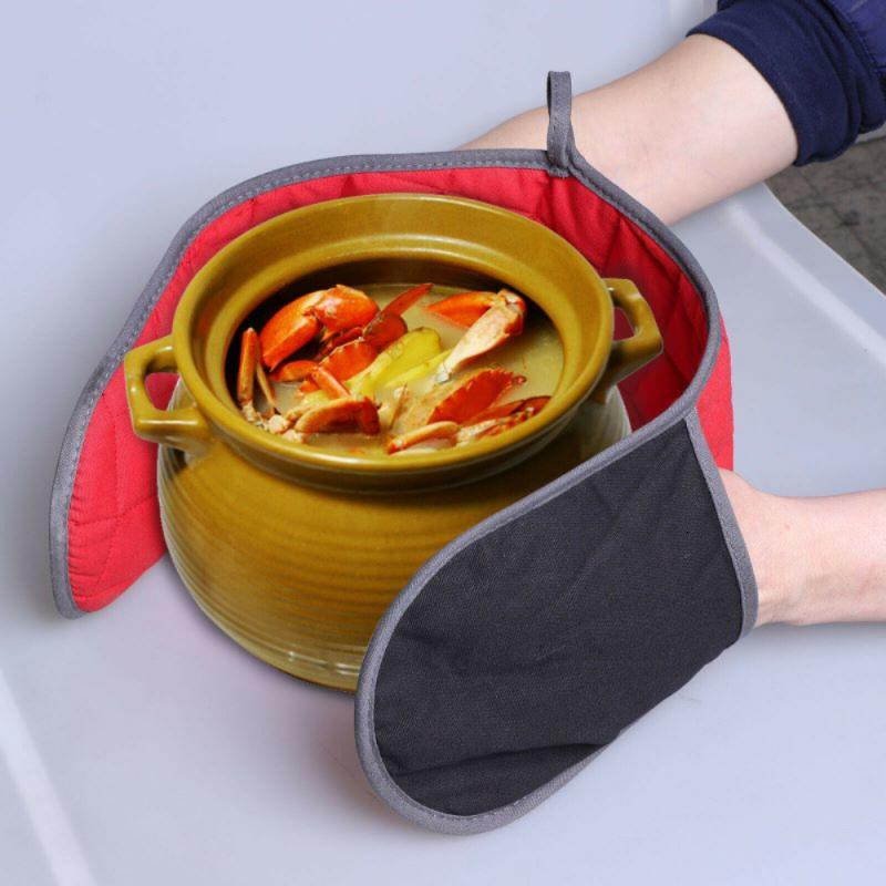 Sarkana silikona apļa stila virtuves cepeškrāsns cimdu podiņa turētājs ar īpaši garām audekla piedurknēm, kas paredzētas grilēšanai un grilēšanai