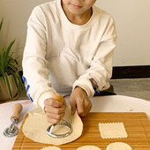 Pelmeņu raviolu gatavošanas spiedes makaronu gatavotājs Veidņu mīklas zīmogu griezējs mīklas pīrāgu gatavošanas rīks Ravioli zīmogu veidotāja griezējs B03E