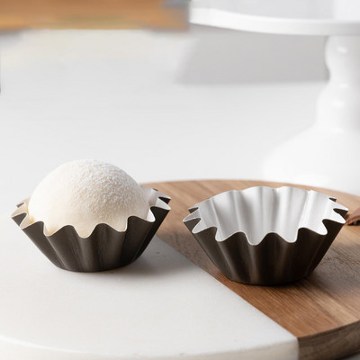 50gab Kēksiņu kūkas cepšanas veidņu kūkas taukiem necaurlaidīgs ieliktnis Makarons mafinu kūkas krūzes sniega mafinu papīra paplātes kūkas dekorēšanas rīki