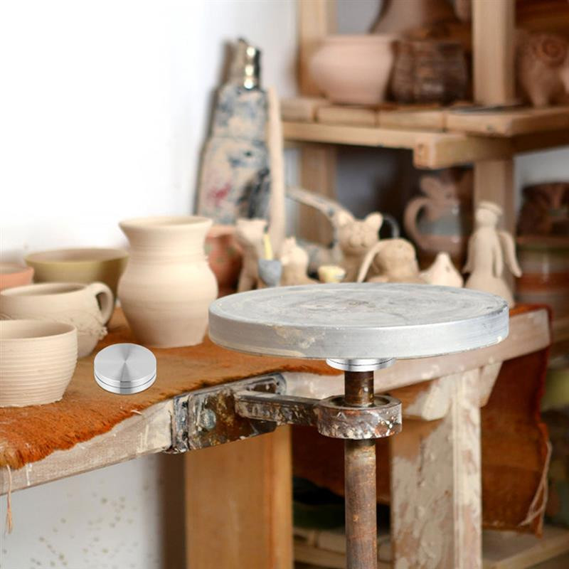 Besisukantis torto sukamasis stovas – kepimo reikmenys su reguliuojamu glajaus grandikliu ir lygiu pasukamu lėkštės guoliu