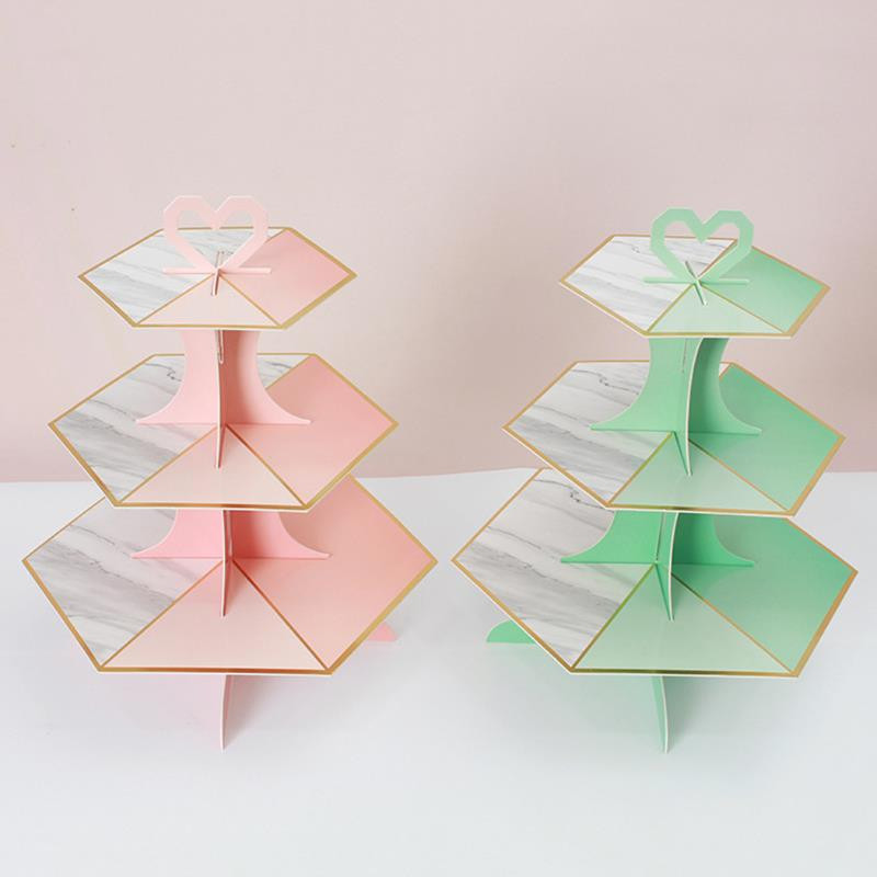 Daudzkrāsains trīsslāņu kūku statīvs augļu deserts konfekšu kūciņa pašpalīdzības displeja paplātes noformējums kāzu dzimšanas dienas svinībām