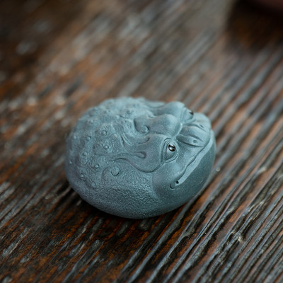 Бутикова ръчно изработена лилава глина Чай Орнаменти за домашни любимци Лъки Златна жаба Статуя Чаена фигурка на животно Чаена Аксесоари за декорация