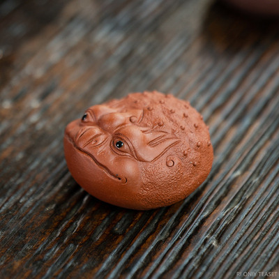 Бутикова ръчно изработена лилава глина Чай Орнаменти за домашни любимци Лъки Златна жаба Статуя Чаена фигурка на животно Чаена Аксесоари за декорация