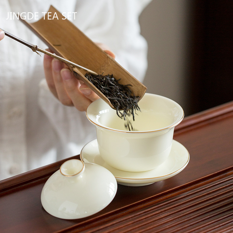 Ar rokām darināta baltā porcelāna tējas automāts mājsaimniecības Sancai Gaiwan tējas ceremonijas aksesuāri Boutique keramikas tējas bļoda ar vāku