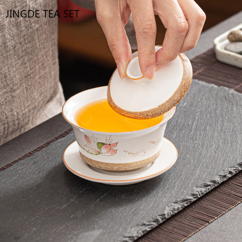 Ar rokām apgleznota Sancai Gaiwan mājas keramikas tējas bļoda, pielāgota baltā porcelāna tējas pagatavošanai tējk. Ķīniešu tējas komplekta piederumi 140 ml
