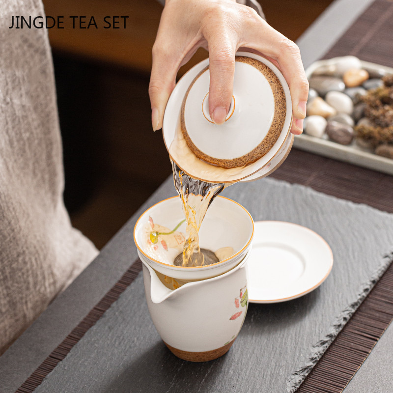 Ar rokām apgleznota Sancai Gaiwan mājas keramikas tējas bļoda, pielāgota baltā porcelāna tējas pagatavošanai tējk. Ķīniešu tējas komplekta piederumi 140 ml