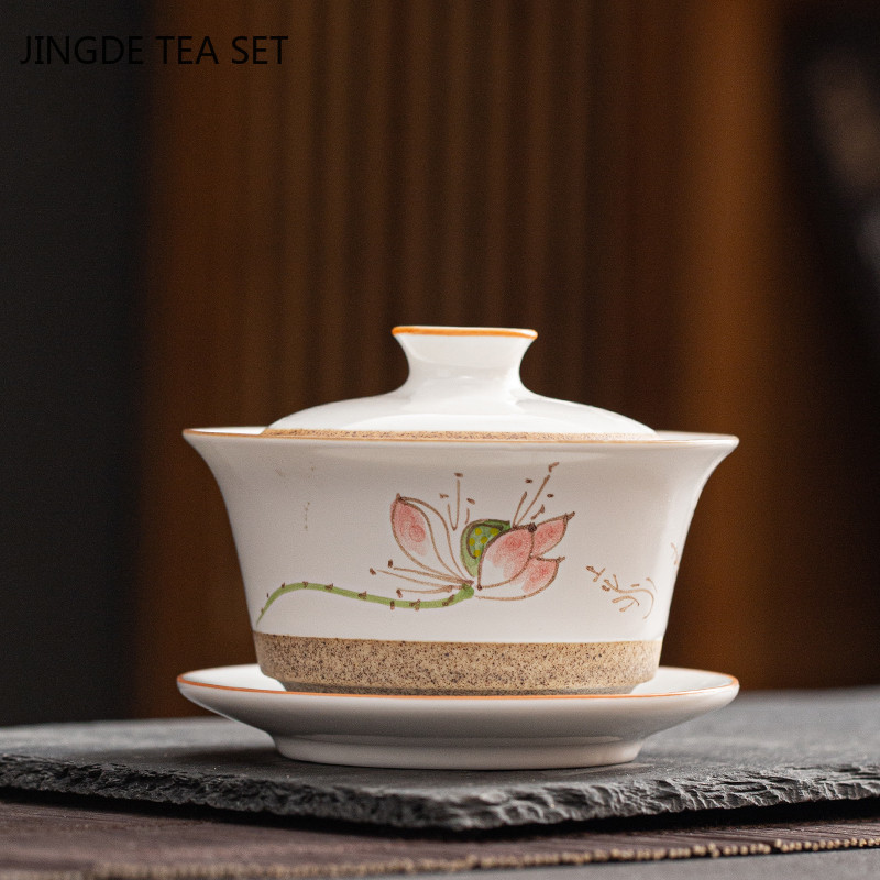 Ar rokām apgleznota Sancai Gaiwan mājas keramikas tējas bļoda, pielāgota baltā porcelāna tējas pagatavošanai tējk. Ķīniešu tējas komplekta piederumi 140 ml