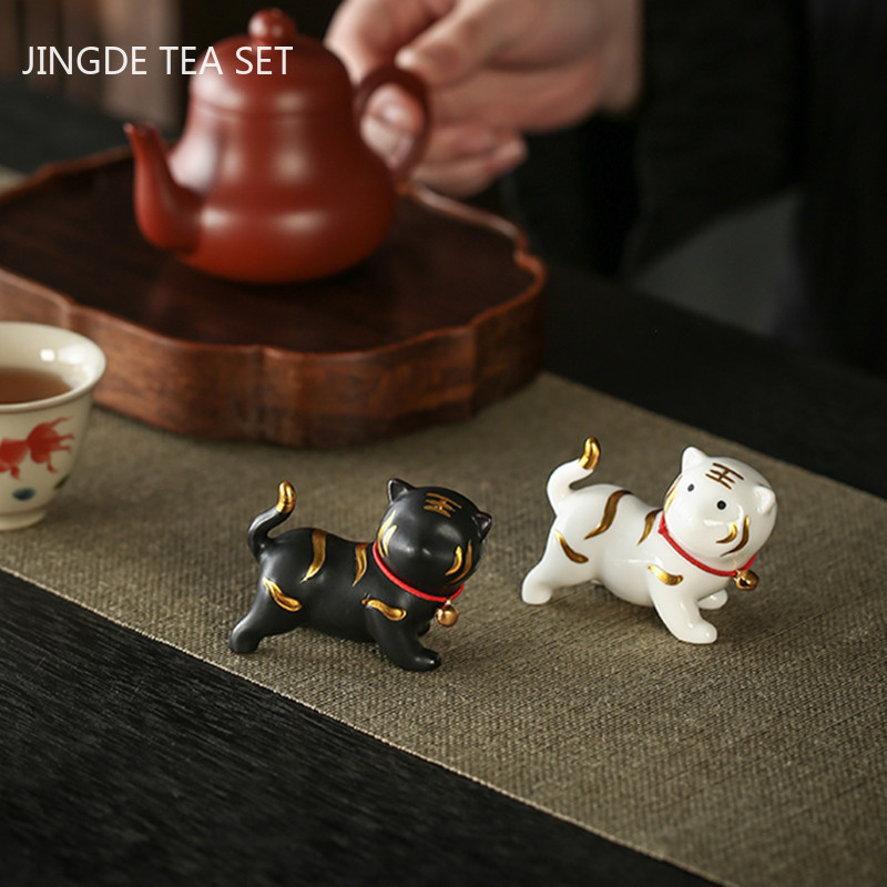 Ķīniešu keramika, dzīvnieka statuja, tējas galda noformējums Jauka mazā tīģera tēja, mājdzīvnieku rotājumi, darbvirsma, rokām darināti amatniecības izstrādājumi, tējas servīzes piederumi