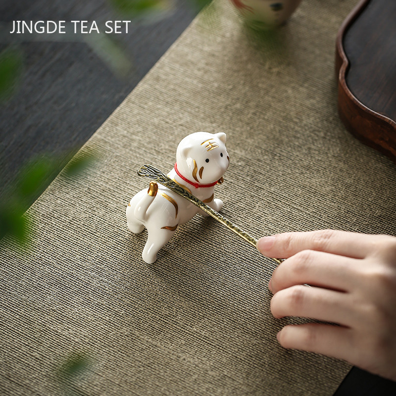 Ķīniešu keramika, dzīvnieka statuja, tējas galda noformējums Jauka mazā tīģera tēja, mājdzīvnieku rotājumi, darbvirsma, rokām darināti amatniecības izstrādājumi, tējas servīzes piederumi