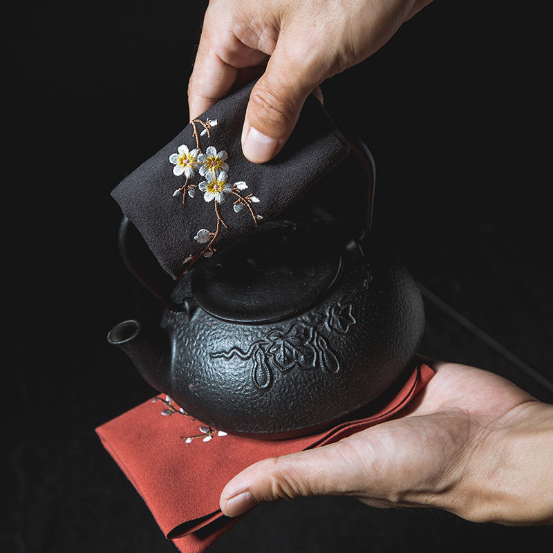 Vintage izšūtas tējas salvetes Audums Zivju plūmju ziedu raksts Bļoda tējkanna tīrīšanas dvielis Galda tējas ceremonijas aksesuārs