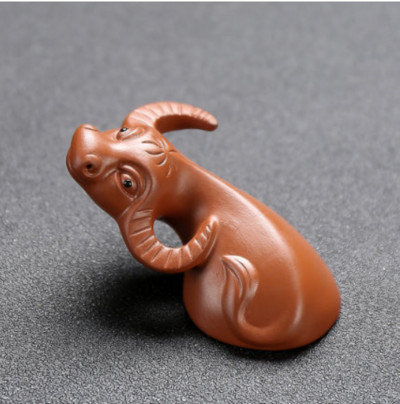 Radoša purpura māla tēja mājdzīvnieku rotājumi guļoša govs statuja Dzīvnieka tēja figūriņa ar rokām darināta skulptūra mājas tējas servīzes dekorācijas māksla