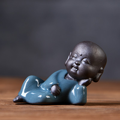 Lila agyag mini Buddha szobor Tea kisállat díszek Aranyos meditáció Szerzetes Kerámia dekoráció Kert Otthon Teaasztal Kiegészítők