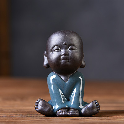 Lila agyag mini Buddha szobor Tea kisállat díszek Aranyos meditáció Szerzetes Kerámia dekoráció Kert Otthon Teaasztal Kiegészítők