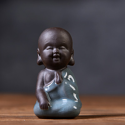 Lila agyag mini Buddha szobor Tea kisállat díszek Aranyos meditáció Szerzetes Kerámia dekoráció Kert Otthon Teaasztal Kiegészítők