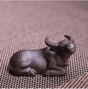 Класически лилав глинен чай Украшение за домашен любимец Прекрасен модел на едър рогат добитък Украса Декорация на саксия за дома Бутикови аксесоари за чаена церемония