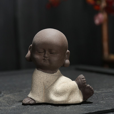 Violeta māla Kungfu tēja mājdzīvnieks Mazais mūku tējas aksesuāri Mājas dekors Keramikas amatniecība Mūka figūriņa Budas statujas dekorēšana