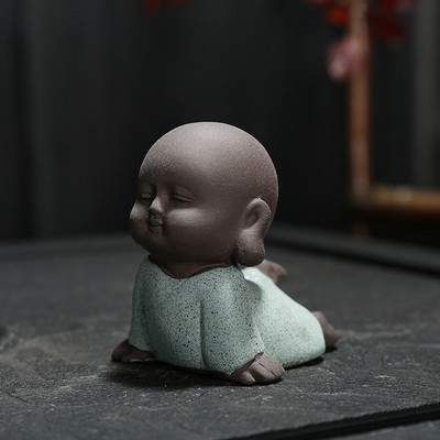Violeta māla Kungfu tēja mājdzīvnieks Mazais mūku tējas aksesuāri Mājas dekors Keramikas amatniecība Mūka figūriņa Budas statujas dekorēšana