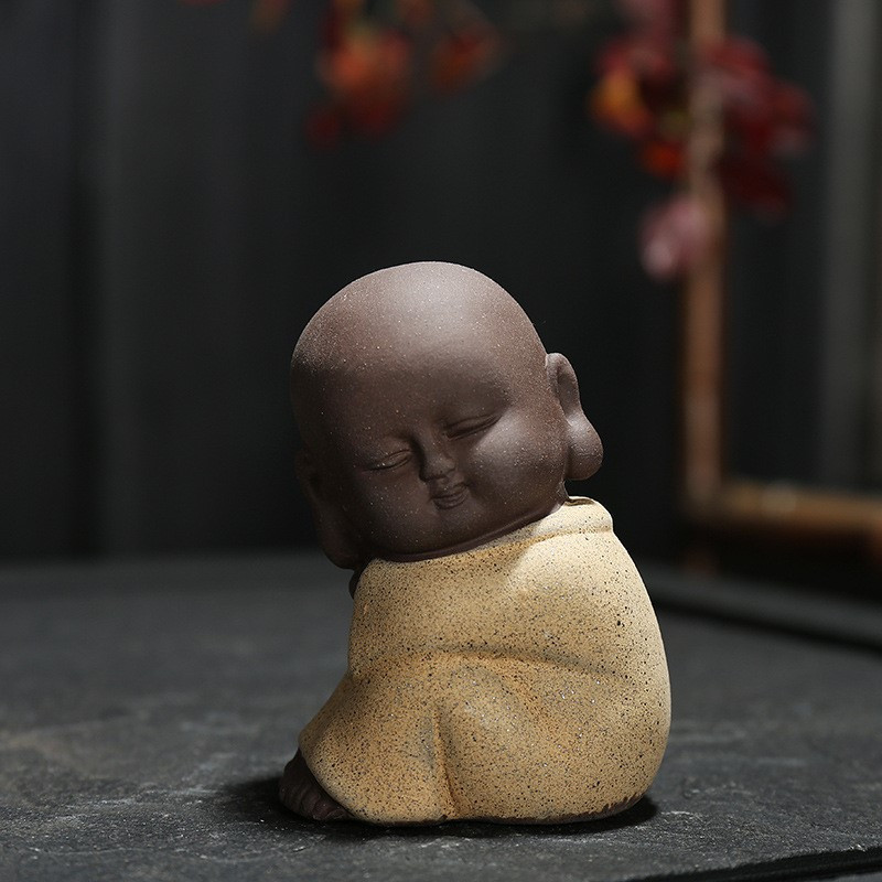 Violeta māla Kungfu tēja mājdzīvnieks Mazais mūku tējas aksesuāri Mājas dekors Keramikas amatniecība Mūka figūriņa Budas statujas dekorēšana