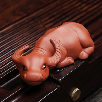 Ar rokām darināta skulptūra Zisha tēja mājdzīvnieku rotājums purpursarkana māla tējas komplekts Liellopu figūriņas rotājums tējas galda dekors Amatniecība Mājas aksesuāri