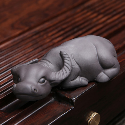 Ar rokām darināta skulptūra Zisha tēja mājdzīvnieku rotājums purpursarkana māla tējas komplekts Liellopu figūriņas rotājums tējas galda dekors Amatniecība Mājas aksesuāri