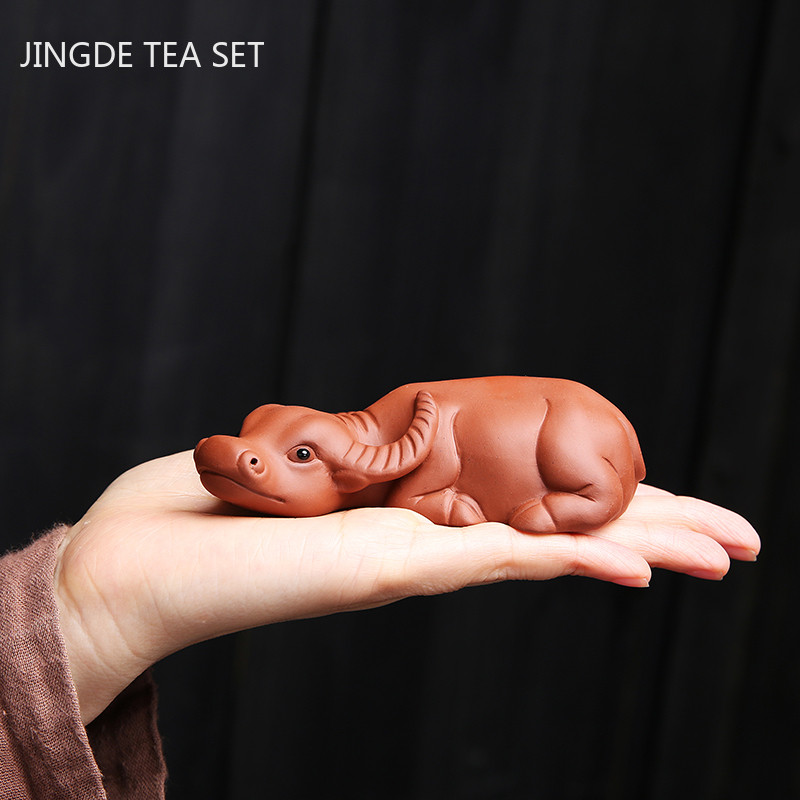 Ar rokām darināta skulptūra Zisha tēja mājdzīvnieku rotājums purpursarkana māla tējas komplekts Liellopu figūriņas rotājums tējas galda dekors Amatniecība Mājas aksesuāri