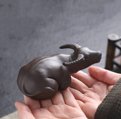 Kézzel készített lila agyag tea kisállat díszek tehénmodell szobor tea figura kínai teás asztaldísz kiegészítők asztali kézműves