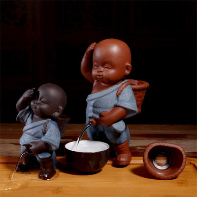 Lila Agyag Bepisilés Fiú Tea Kisállat Kerámia Kis szerzetes Kézműves Irodai Asztali Díszek Teaszűrő Szűrő Szerszám Otthoni dekoráció