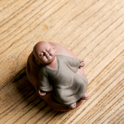 WDDSXXJSL Ķīniešu radošā Zen violeta smilšu keramika Mazā mūku tējas mājdzīvnieku dekorēšana Mājas viesistabas tējas galda dekorēšana