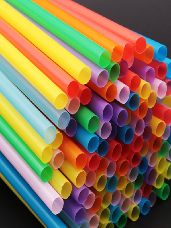 100 vnt. vienkartiniai šiaudeliai 260 mm šiaudeliai Spalva juoda balta Ilgi lankstūs plastikiniai šiaudeliai Virtuvės priedai