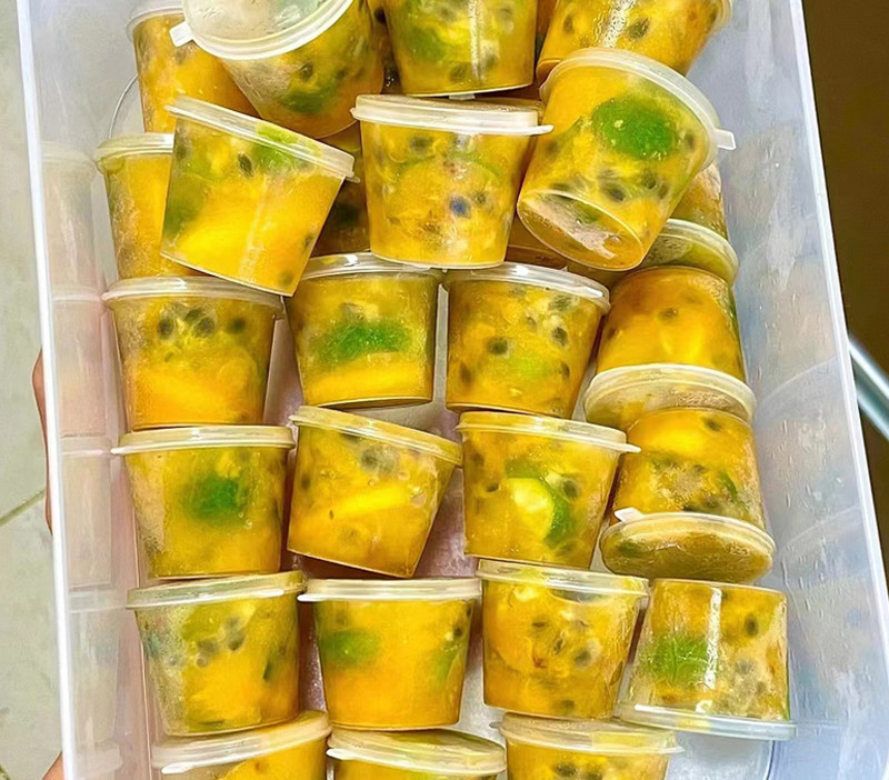 100 vnt skaidraus maisto mažų padažų talpyklų sulčių pakuotės dėžutė ir dangtelis, nešiojamasis vienkartinis plastikinis puodelis, skaidrus vaisių dozatorius