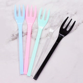 50 vnt / rinkinys Vienkartinės ilgos rankenos plastikinės mažos šakutės Nepriklausomos pakuotės Stalo reikmenys Vaisių desertinės šakutės Vakarėlio stalo reikmenys
