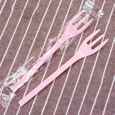 50 vnt / rinkinys Vienkartinės ilgos rankenos plastikinės mažos šakutės Nepriklausomos pakuotės Stalo reikmenys Vaisių desertinės šakutės Vakarėlio stalo reikmenys