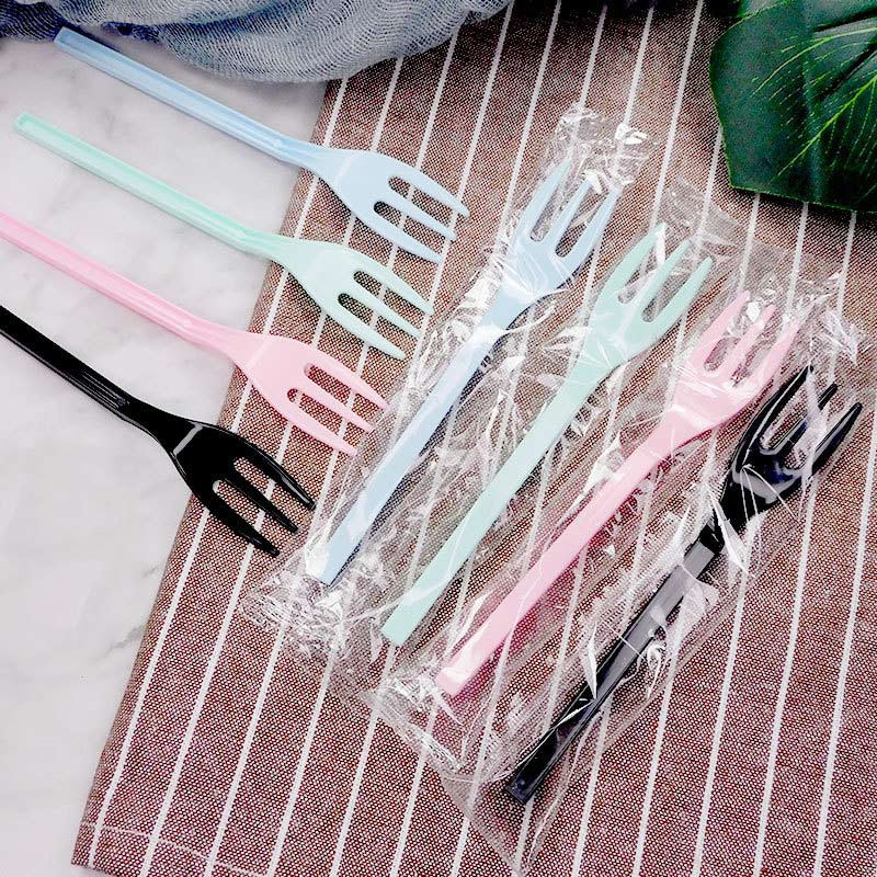 50 vnt / rinkinys Vienkartinės ilgos rankenos plastikinės mažos šakutės Nepriklausomos pakuotės Stalo reikmenys Vaisių desertinės šakutės Vakarėlio stalo reikmenys