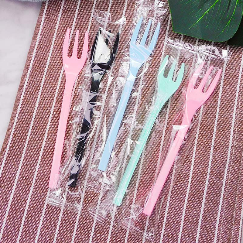 50 vnt / rinkinys Vienkartinės ilgos rankenos plastikinės mažos šakutės Nepriklausomos pakuotės Stalo reikmenys Vaisių desertinės šakutės Vakarėlio stalo reikmenys