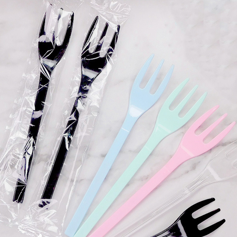 50 vnt / rinkinys Vienkartinės ilgos rankenos plastikinės mažos šakutės Nepriklausomos pakuotės Stalo reikmenys Vaisių desertinės šakutės Vakarėlio stalo reikmenys