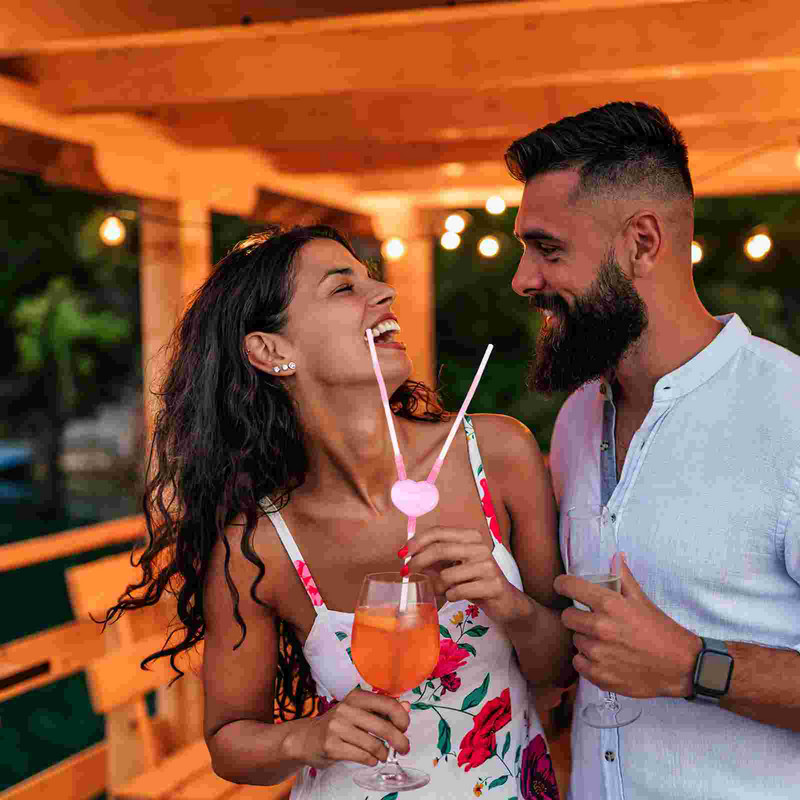 Liektas caurules dzeršanas salmiņi Valentīna divas galvas, pāri, kāzu ballīte, bārs mīlestības sirds