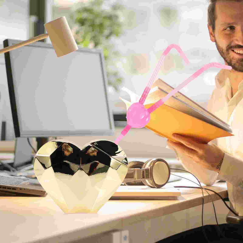 Liektas caurules dzeršanas salmiņi Valentīna divas galvas, pāri, kāzu ballīte, bārs mīlestības sirds