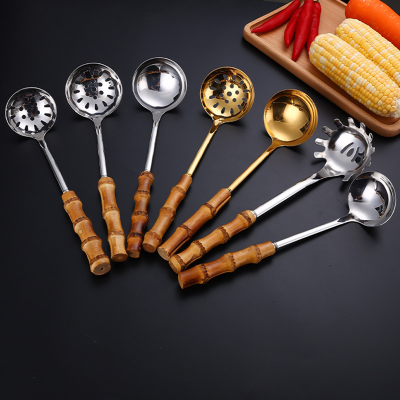 Nerūsējošā tērauda zupas karotes caurduris ar koka rokturi Pretpiedeguma pasniegšanas ēdamkarotes Karstā katla karotes Virtuves piederumi