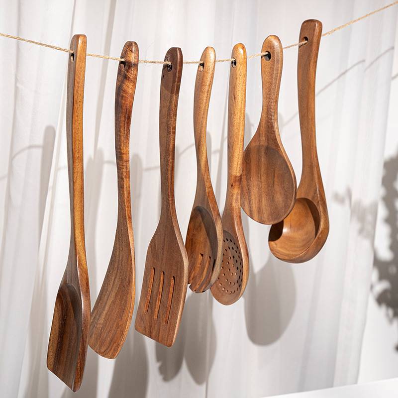 Akācijas koka virtuves trauki Ziemeļvalstu stila koka karotes lāpstiņas virtuves piederumu komplekts mājsaimniecības nelīpošas pannas lāpsta tīkkoka galda piederumi