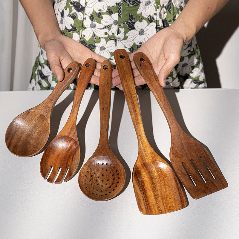 Akācijas koka virtuves trauki Ziemeļvalstu stila koka karotes lāpstiņas virtuves piederumu komplekts mājsaimniecības nelīpošas pannas lāpsta tīkkoka galda piederumi