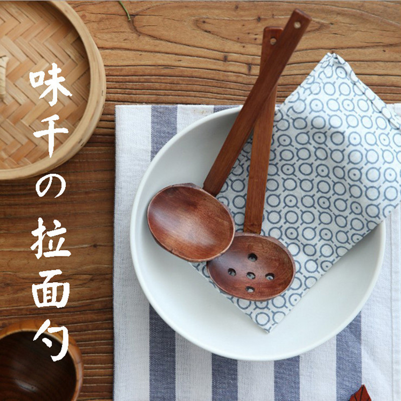 1 db fából készült japán stílusú kanál többfunkciós leveses kanál hőszigetelő hosszú nyelű Ramen szűrőszűrő konyhai étkészlet