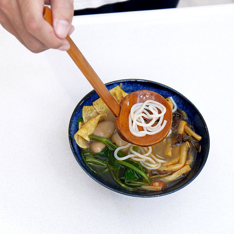 1 db fából készült japán stílusú kanál többfunkciós leveses kanál hőszigetelő hosszú nyelű Ramen szűrőszűrő konyhai étkészlet
